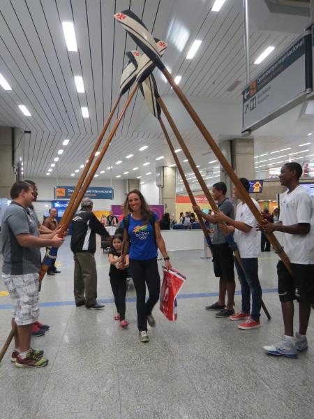Atletas formaram um corredor de remos para a passagem de Fabiana