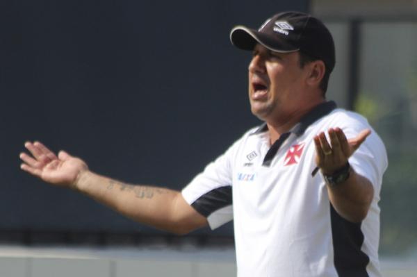 Mrio Jorge orientando equipe durante o clssico