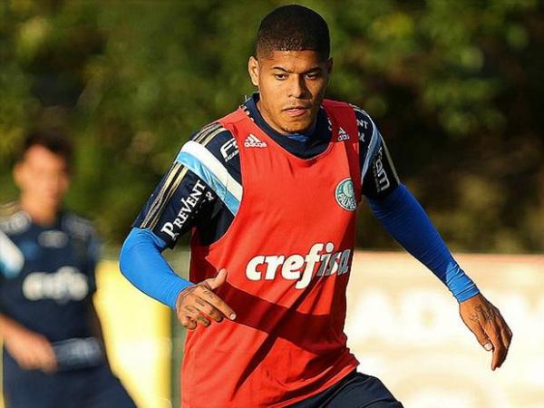Leandro seguir no Palmeiras aps investidas de rivais cariocas