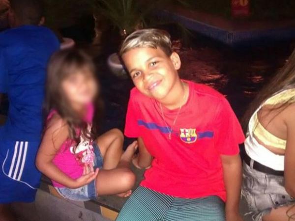 Menino baleado na perna no Alemo, no Rio, sonha ser jogador de futebol