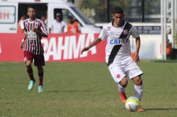 Paulinho conduz a bola no gramado de So Janurio