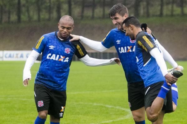 Zagueiros Anderson Salles (e) e Aislan se exercitam com Serginho (d) durante o treinamento desta tarde