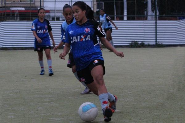 Meio-campo Letcia no ltimo treino antes da semifinal