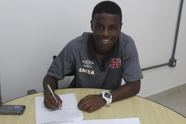 Robinho assinando o primeiro contrato profissional