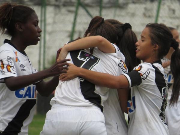 Atletas comemorando o gol que garantiu a classificao