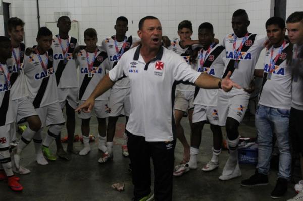 Marcus Alexandre conversando com jogadores aps ttulo