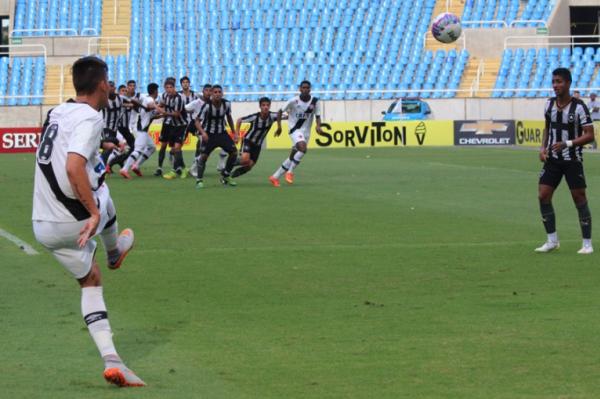 Bruno Cosendey cobrando falta no Estdio Engenho