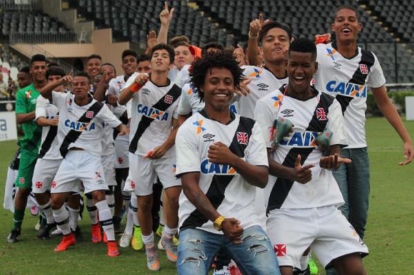 Jogadores vascanos puxam o trem-bala aps o ttulo