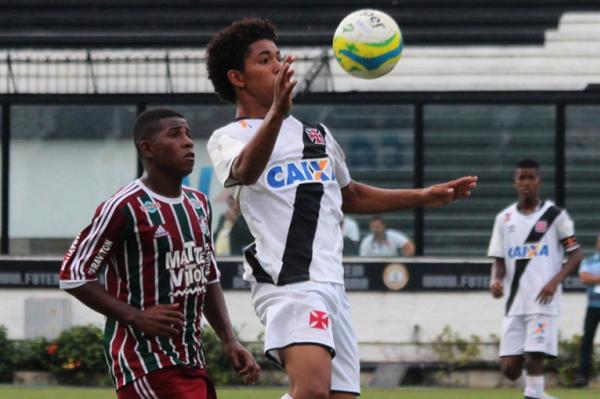 Douglas Luiz dominando bola no peito no clssico deste sbado