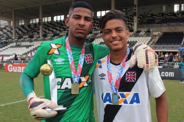 Joo Pedro e Evander Ferreira posam com a taa aps o apito final