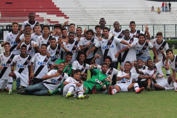 Jogadores comemoram ttulo no gramado de So Janurio