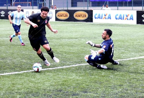Vander Carioca passa pelo goleiro e abre o placar para o Vasco