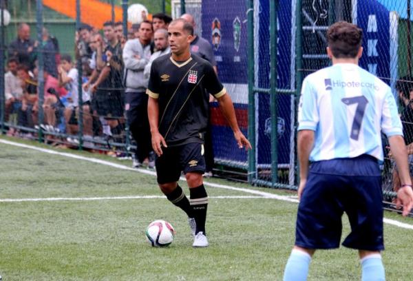 Felipe inicia jogada de ataque