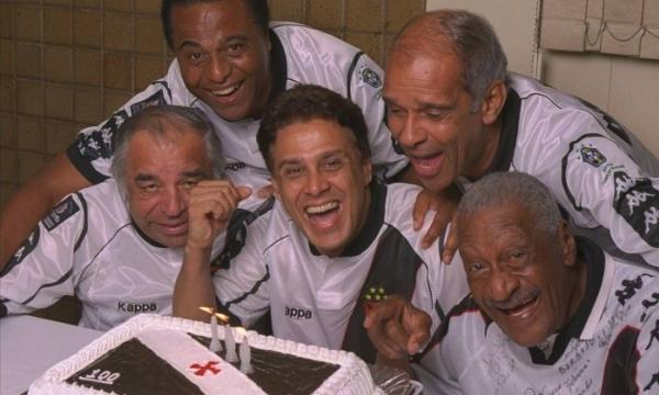 Centenrio do Vasco em 1998: Barbosa (abaixo  direita), posa junto ao bolo dos 100 anos do clube, com Alcir (no alto  esquerda), Vav (abaixo  esquerda), Roberto Dinamite (ao centro) e Brito (no alto  direita)
