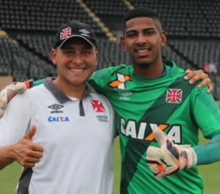 Joo ao lado do treinador de goleiros Rodrigo Pinheiro