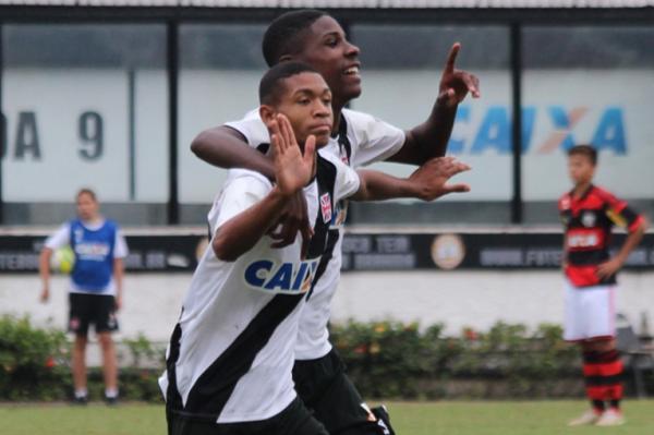 Matheus Saturnino (esq) comemora um dos gols da vitria