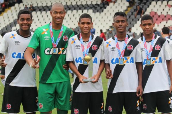 Matheus (centro) posa com trofu aps o apito final