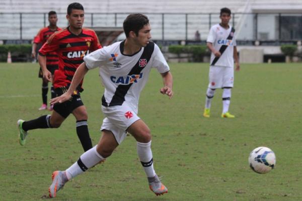 Andrey Ramos executando passe no gramado da Colina Histrica