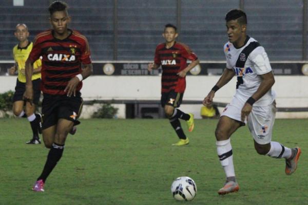 Matheus ndio retornou ao time contra o Sport Recife