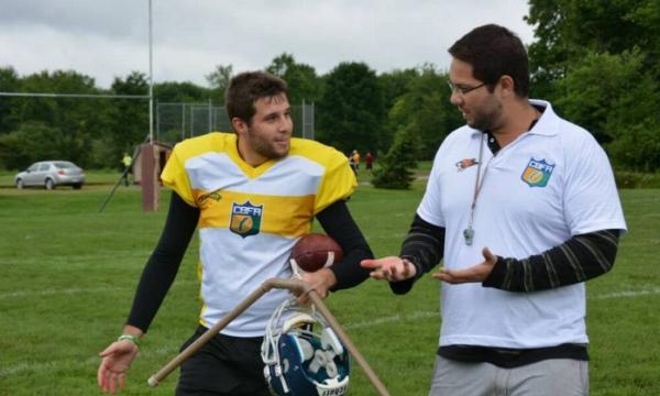 O tcnico Gabriel Mendes orienta o kicker Diego Aranha num treino do Brasil Onas em Ohio