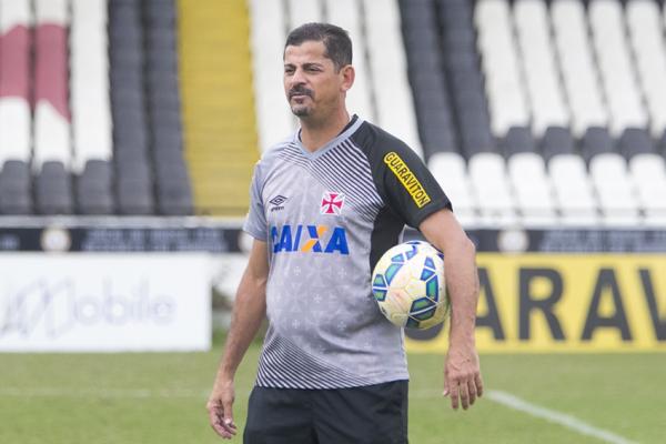 Auxiliar tcnico Valdir Bigode orientou os atletas durante a atividade