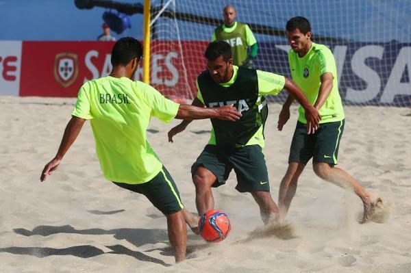 Rafinha (com colete) e Jorginho (de costas) em treino antes da estreia
