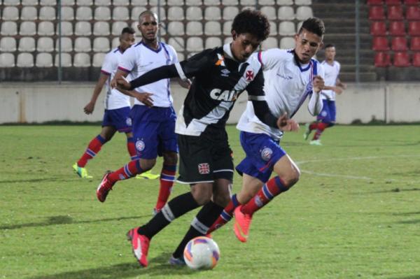 Douglas Luiz acertou a trave na etapa inicial