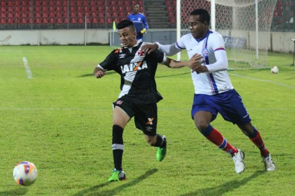 Gabriel Buriche em ao na estreia da Taa BH