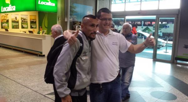 Guiazu posa com torcedor no desembarque do Vasco em Porto Alegre