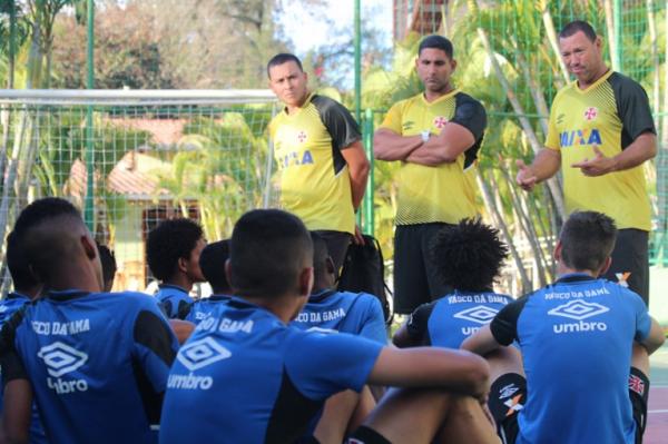 Marcus Alexandre conversando com jogadores do sub-17