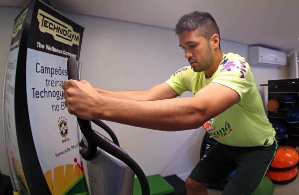 Zagueiro Luan em treinamento com a Seleo Brasileira sub-22