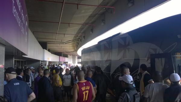 Torcedores vo ao aeroporto receber time e causam confuso