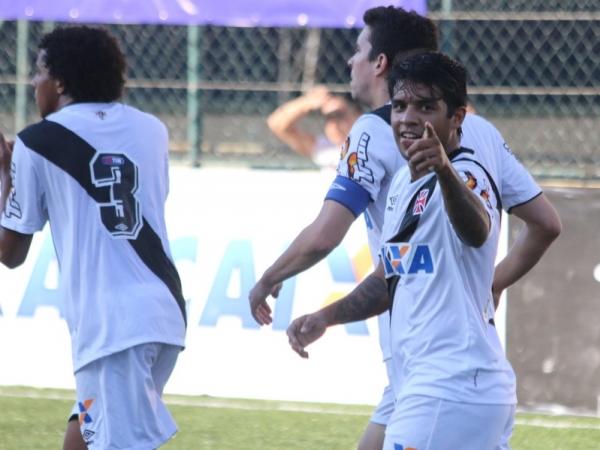 Yago marcou o primeiro gol do Vasco na partida