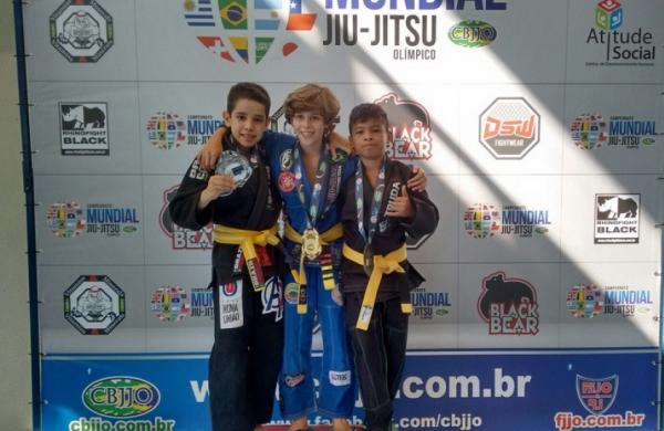 Raphael Verdam (no centro) aps cerimnia de premiao