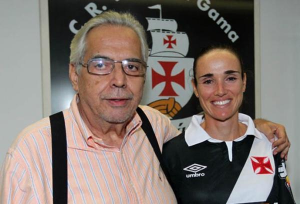 Fabiana Beltrame posa com camisa do Vasco ao lado de Eurico Miranda