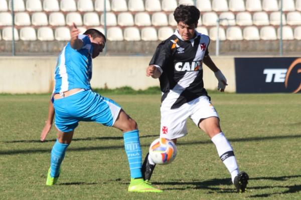 Eduardo Feitoza divide bola com jogador do Ava