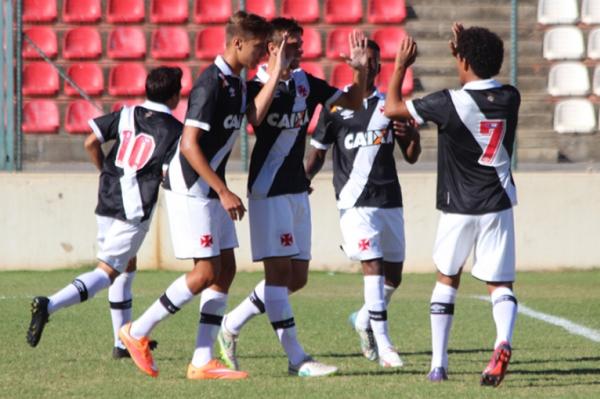 Jogadores comemoram gol marcado pelo zagueiro Richard