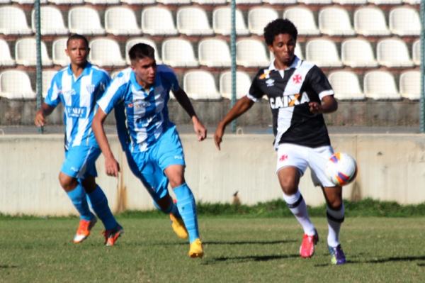 Volante Douglas Luiz teve boas chances durante o jogo