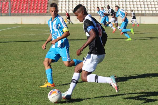 Alan Cardoso encarando marcao do defensor do Ava