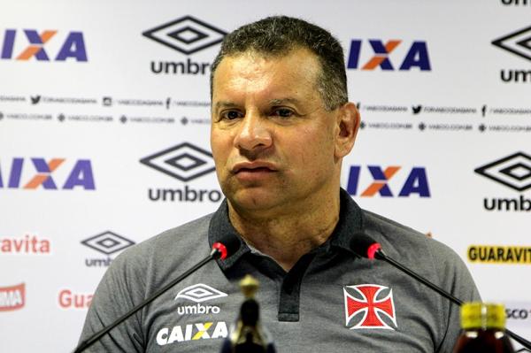 Tcnico Celso Roth na Sala de Imprensa de So Janurio