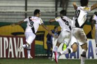 Jogadores comemoram gol de Herrera