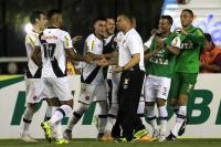 Jogadores comemoram gol de Anderson Salles