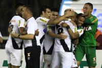 Jogadores comemoram gol de Anderson Salles