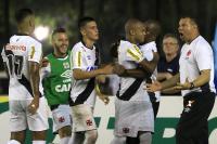 Jogadores comemoram gol de Anderson Salles