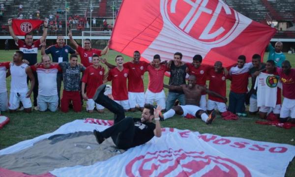 Jean rola sobre a bandeira do Amrica para comemorar a volta do Diabo  elite do futebol carioca