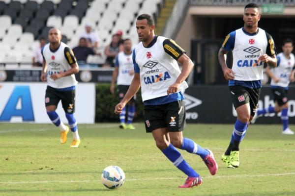 Serginho e Jhon Cley com o colete de titular: dupla deve voltar ao time no clssico contra o Fluminense