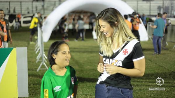 A mascote vascana Mayara Mires e a reprter Lara Torres