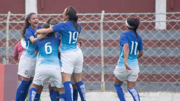 Vascana Angelina (de frente,  esquerda) comemora um dos gols do Brasil