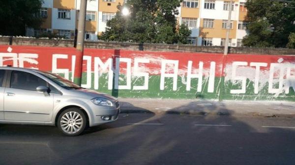 Muro tricolor amanheceu manchado na manh deste domingo