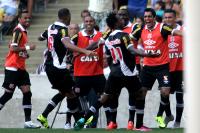 Jogadores comemoram gol de Andrezinho